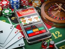 Pengguna mobile meninjau data akun